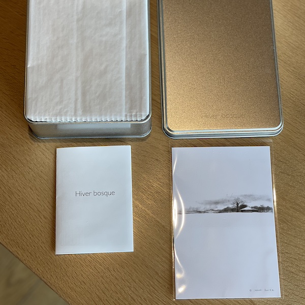 缶の中身：11種類のお菓子・サブレの説明の栞・堀部氏作画のイヴェールボスケポストカード